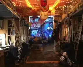 大学男生将寝室改成居酒屋,堪称中国最魔幻寝室