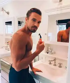 男人怎么正确的刮胡子,才能不伤皮肤