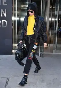 bellahadid纽约街拍示范飞行员夹克马丁靴街头感十足