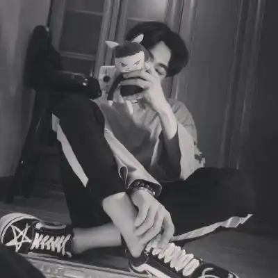 社会复杂不要多说话微信帅哥头像图片真实