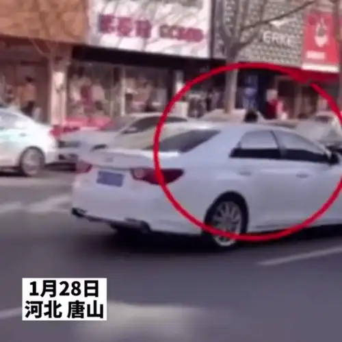 危险女子飞奔到车前假装被撞倒网友求司机心理阴影面积