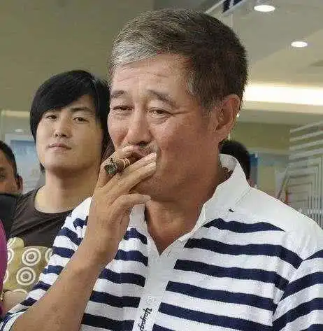 明星抽烟3种境界,刘德华抽烟不掉灰,梁朝伟没5年烟龄学不会