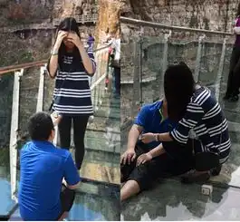 用生命求婚男子玻璃栈道持钻戒求婚倒地不起