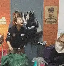 妹子,在犄角旮旯里拍照不适合你的气质哦,要不咱换个地方吧