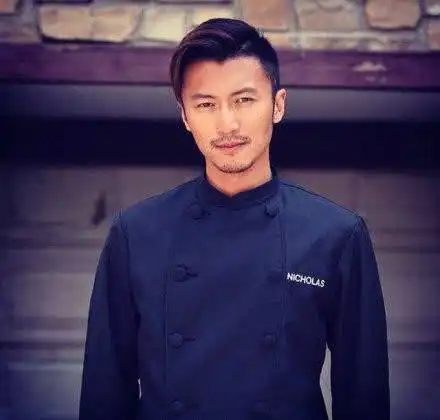 张柏芝晒全家福不见小儿子,谢振轩长小胡须超像谢霆锋