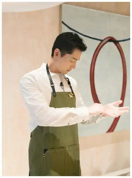 胡歌最近颜值曝光,感觉他已经不会老了,怎么越来越帅了