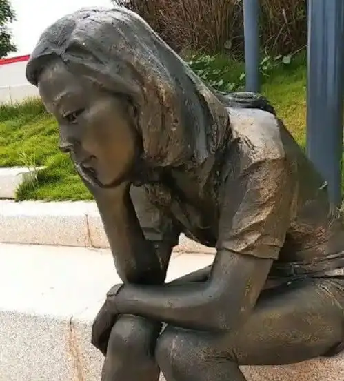 小伙户外发现美女雕塑,刚坐下准备合影,结果尴尬了