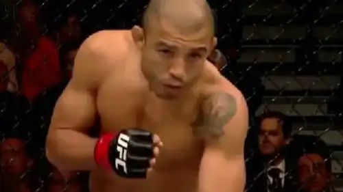 霸气纹身男暴打对手,裁判居然将其推开,什么原因