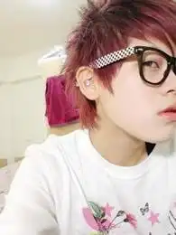 帮我找一张非主流红发戴眼镜的男生头像.