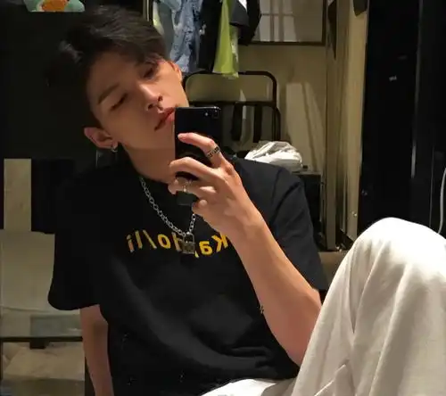 已解决想求下图片上的男生是谁呀