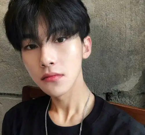 清爽干净阳光帅气的小奶狗,00后的男生今年都流行这个发型吗