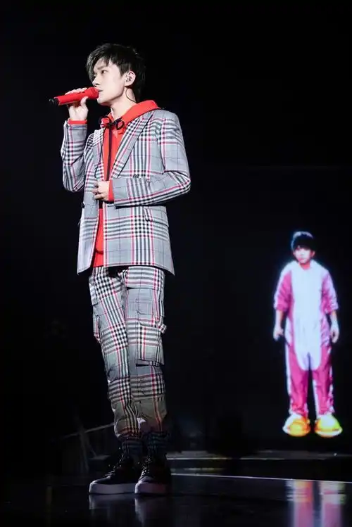 易烊千玺造型太赞了,穿条纹衬衫配马甲,戴金丝眼镜变偶像剧男主