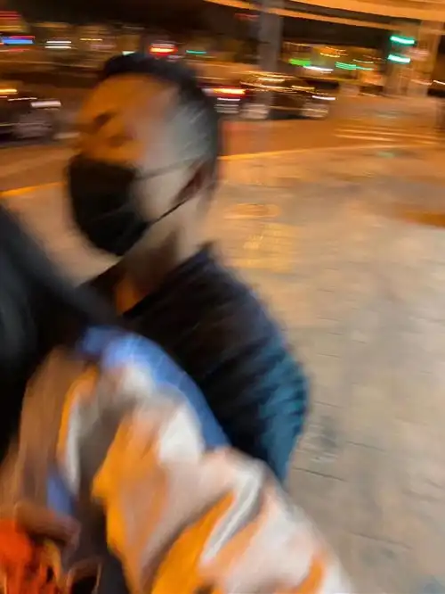 北京见义勇为市民回忆地铁站强搂事件涉事男子边拖拽边说不要管