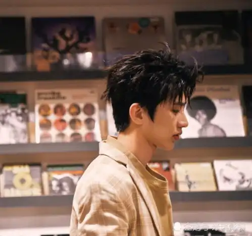 蔡徐坤换新造型,用脏辫搭配卷毛,网友手臂够硬气