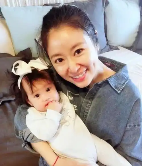 林心如女儿近照曝光,是爸爸的贴心小棉袄,长发及腰公主裙很淑女