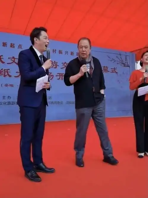 张铁林近况曝光,体型臃肿啤酒肚突出,不顾旁人在室内抽雪茄