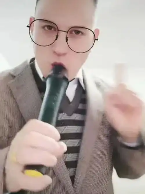 对口型音乐卖萌普通男特效拍摄