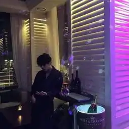 拿手机自拍的酷酷男生头像帅气自拍男生qq头像