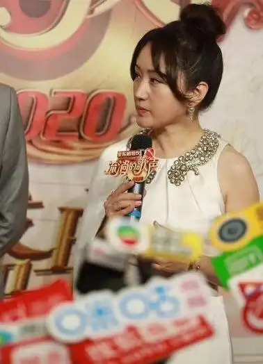 这才是真生图49岁杨钰莹泪沟法令纹明显,穿斗篷裙肚子圆鼓鼓