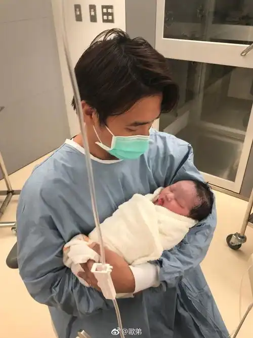 欧弟二胎得女晒产房合照,闹乌龙称是男孩,老婆没卸妆就直接生了