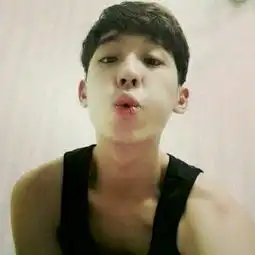 找到这个头像相似的女生头像,说白了,情侣,如果没有的话,相似点的也可以