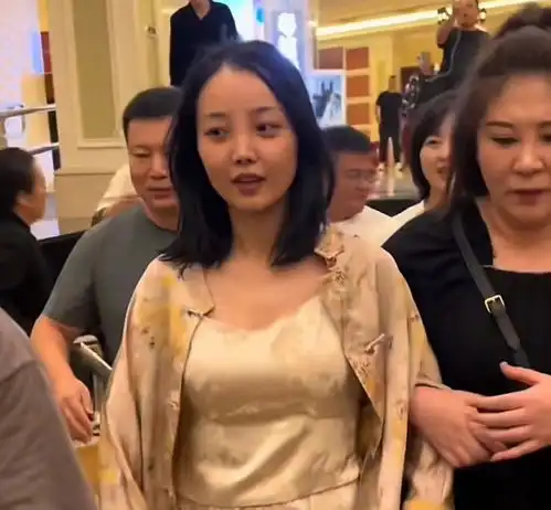 55岁谢广坤老来得子,小29岁娇妻罕露面,二人同框似父女