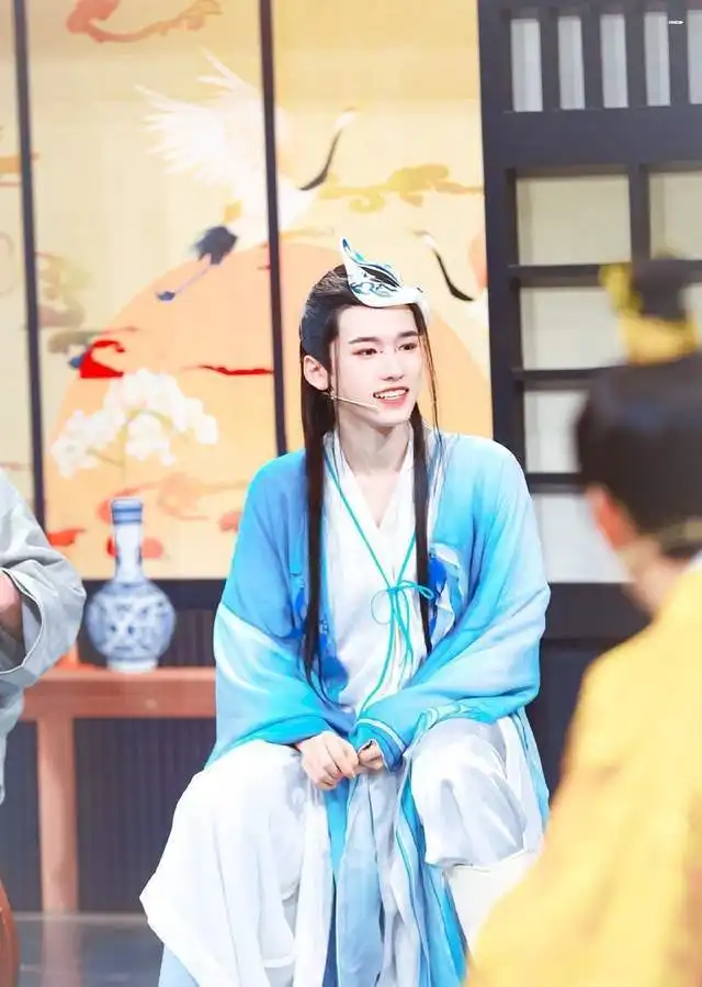 萌探宋亚轩古装造型发套自然不显头大,白衣少年翩翩公子