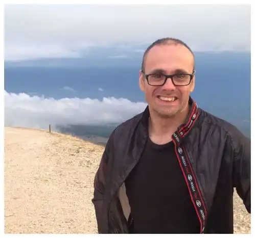 亲了女友后,英国中年私教晕倒,向对方索赔上百万