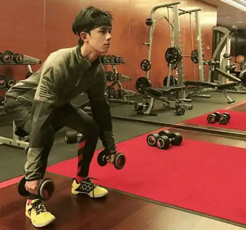 吴磊因拍戏不慎摔下马地上打滚全身泥土,一秒爬起不敢耽误拍摄