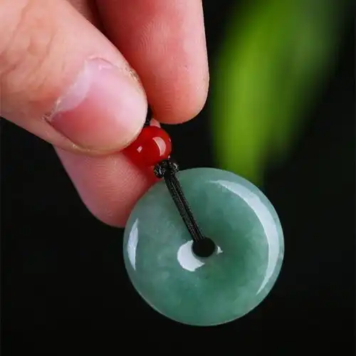 轻熟优雅还时尚,女神必选的翡翠首饰