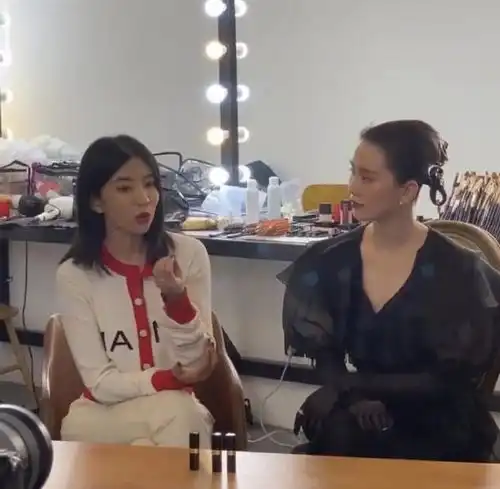 刘诗诗采访生图优雅大方女神气质十足,迷之角度撞脸周笔畅