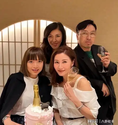 李嘉欣晒照提前庆祝52岁生日,妆容精致状态好,抱着小狗笑得开心