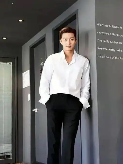 夏季男士黑色西裤如何搭配各类单品既显时尚休闲又显高级品味