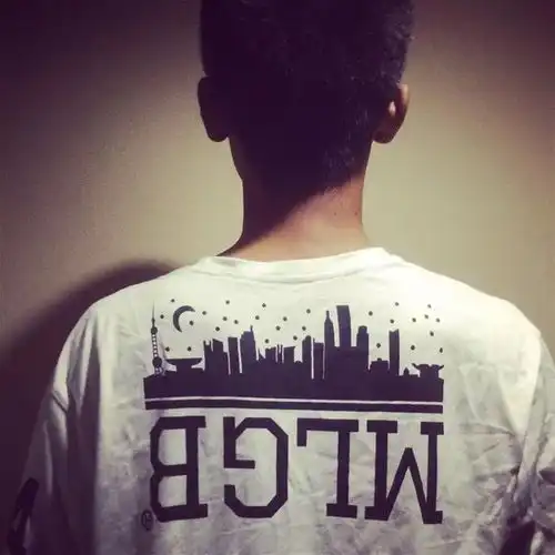 情侣头像背影一对两张衣服上写着micc