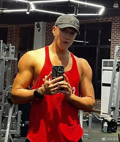 48岁何润东近照曝光,肌肉照夸张这是真猛男.
