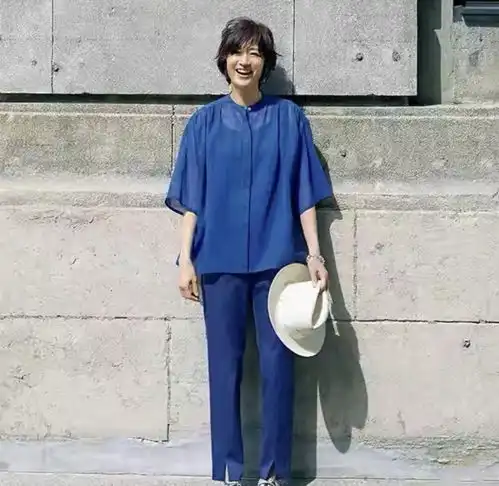 女人上年纪不做黄脸婆,学日本主妇穿衬衫阔腿裤,时髦高级