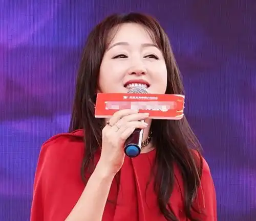 杨钰莹线下表演被路人抓拍,失去了四级美颜,49岁模样很真实