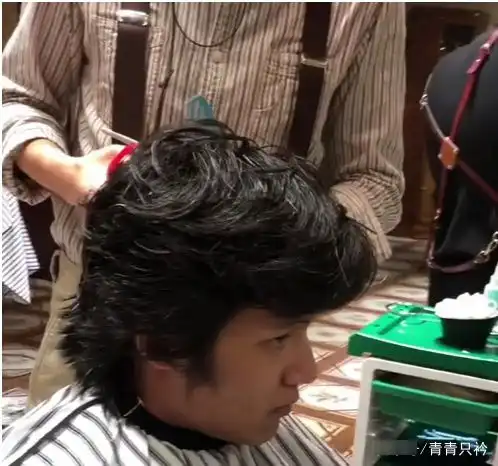 邋遢小伙失恋后去理发剪完秒变男神,网友让前女友后悔去吧