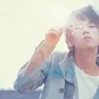 求男生的qq静态头像要那种背景是白色的整个不是一张脸的那种