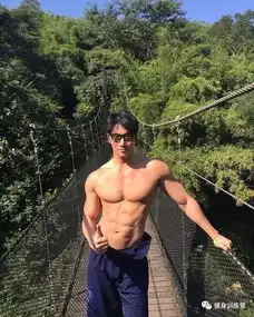 帅似吴彦祖肌肉比肩彭于晏,52岁却没个大叔的样子,成何体统