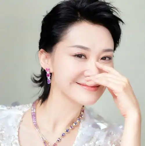 52岁许晴近照优雅,身材比20年前还完美,十个字道破保鲜秘诀