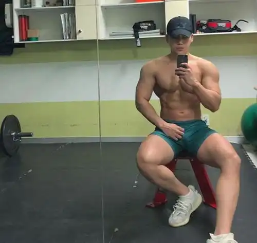 22岁韩国帅气小伙,健身2年逆袭为肌肉男,网友理想的身材