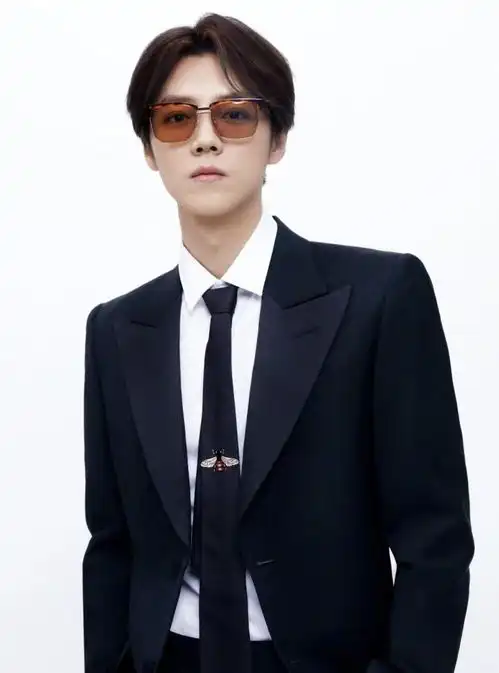 鹿晗关晓彤父亲晒同款油条,与关晓彤穿情侣装太恩爱