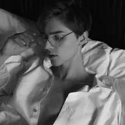 霸气男生黑白伤感头像随意地过一个人的生活