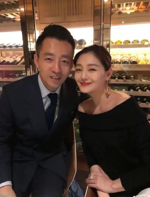 汪小菲被曝现身三亚,离婚后重返婚礼地,身边大s已换成白衣女子