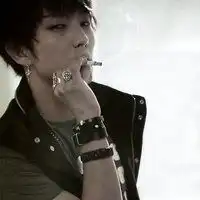 叼着烟的男生头像图片微信头像图片大全