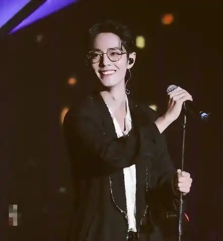 男明星戴眼镜有多帅躲过易烊千玺,逃过肖战,却唯独败给了他