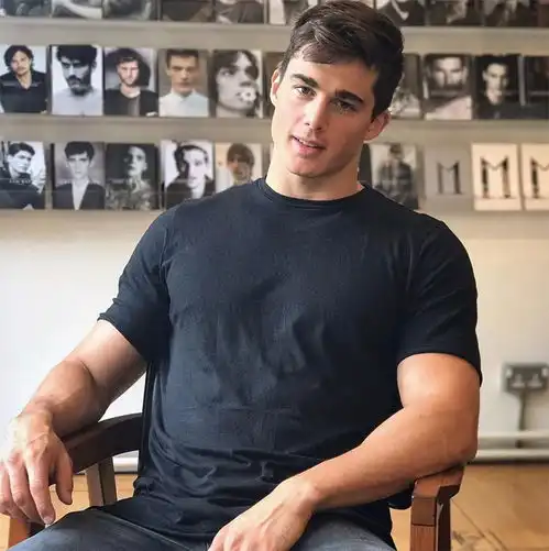 贝克汉姆的颜八块腹肌的性感男神,竟是别人家的数学老师