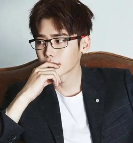 帅小伙和女上司出差,被人看见两人同出酒店,同事他有恋母情结