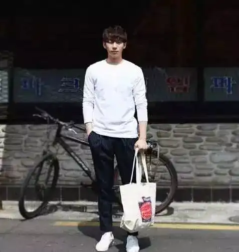 喜欢这种穿搭既干净又简约的男生看起来很阳光